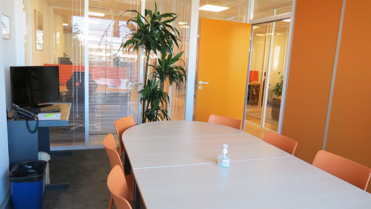 une salle de réunion pour rencontrer collaborateurs, clients ou pour vos formations en coworking à Nice