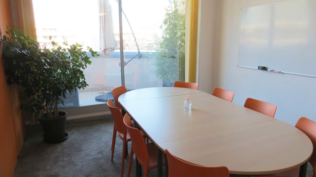 une salle de réunion ou de formation avec accès à la terrasse rooftop